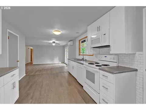 Kitchen - 40 Briarcliff Dr, Eugene, OR 97404 photo 1 of 4