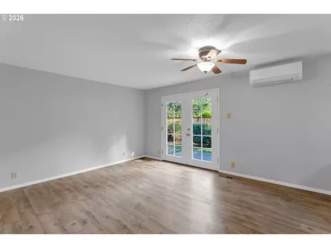 Living - 40 Briarcliff Dr, Eugene, OR 97404 photo 3 of 4