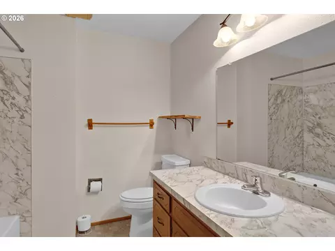Bath - 40 Briarcliff Dr, Eugene, OR 97404 photo 2 of 2