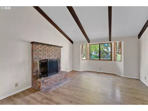 Living - 40 Briarcliff Dr, Eugene, OR 97404 photo 1 of 4