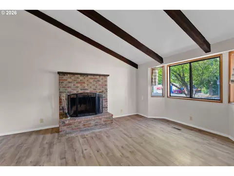 Living - 40 Briarcliff Dr, Eugene, OR 97404 photo 2 of 4