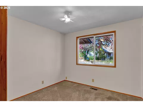 Bedroom - 40 Briarcliff Dr, Eugene, OR 97404 photo 3 of 6