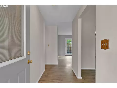 Entry Way - 40 Briarcliff Dr, Eugene, OR 97404 photo 1 of 1