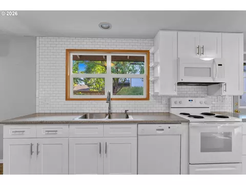 Kitchen - 40 Briarcliff Dr, Eugene, OR 97404 photo 3 of 4