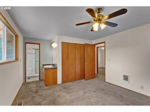 Bedroom - 40 Briarcliff Dr, Eugene, OR 97404 photo 1 of 6