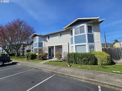 202 NE Rifle Range St #1, Roseburg, OR 97470
