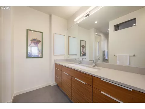 Bath - 2490 Panorama Dr, Eugene, OR 97405 photo 2 of 4