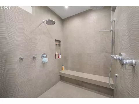 Bath - 2490 Panorama Dr, Eugene, OR 97405 photo 3 of 4