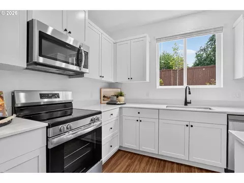 Kitchen - 5753 Basalt Ct, Springfield, OR 97478 photo 3 of 3