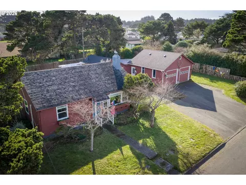 685 10th St SW, Bandon, OR 97411