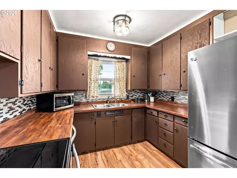 Kitchen - 3003 River Rd, Eugene, OR 97404 photo 2 of 4