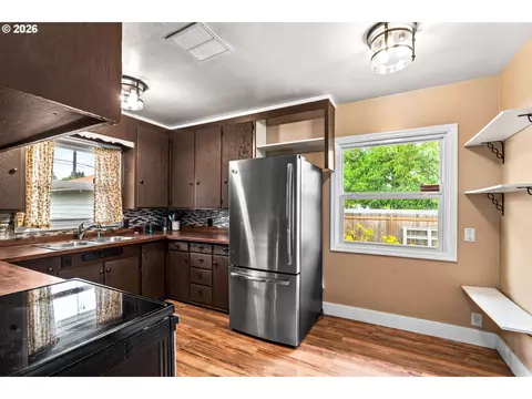 Kitchen - 3003 River Rd, Eugene, OR 97404 photo 1 of 4