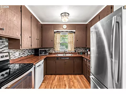Kitchen - 3003 River Rd, Eugene, OR 97404 photo 3 of 4