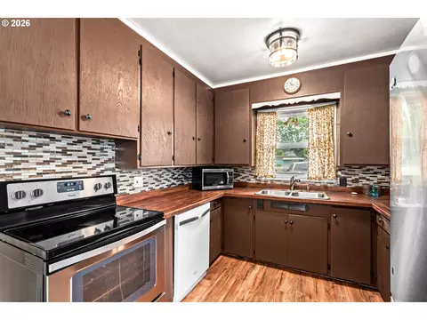 Kitchen - 3003 River Rd, Eugene, OR 97404 photo 4 of 4