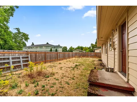 Exterior - 3003 River Rd, Eugene, OR 97404 photo 4 of 8