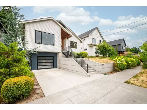 2076 NE Morgan St #A, Portland, OR 97211