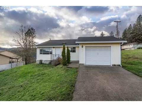 341 Ash St, Sutherlin, OR 97479