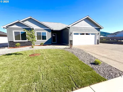 890 Durham Ave, Sutherlin, OR 97479
