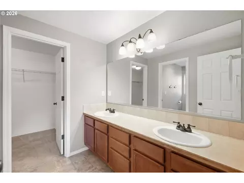 Bath - 5773 Mt Vernon Rd, Springfield, OR 97478 photo 2 of 4