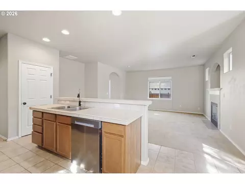 Living - 5773 Mt Vernon Rd, Springfield, OR 97478 photo 3 of 10