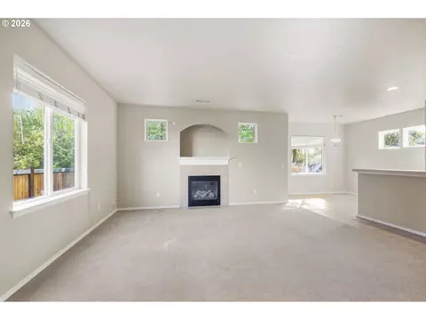 Living - 5773 Mt Vernon Rd, Springfield, OR 97478 photo 6 of 10