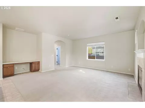 Living - 5773 Mt Vernon Rd, Springfield, OR 97478 photo 8 of 10