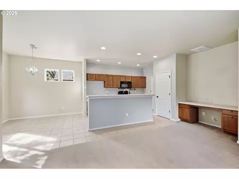 Living - 5773 Mt Vernon Rd, Springfield, OR 97478 photo 2 of 10