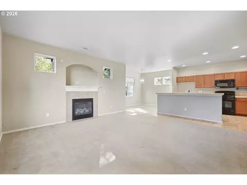 Living - 5773 Mt Vernon Rd, Springfield, OR 97478 photo 7 of 10