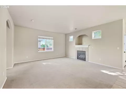 Living - 5773 Mt Vernon Rd, Springfield, OR 97478 photo 9 of 10