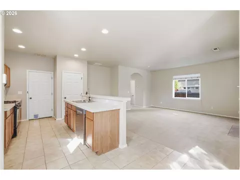 Living - 5773 Mt Vernon Rd, Springfield, OR 97478 photo 4 of 10