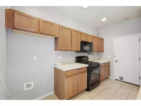 Kitchen - 5773 Mt Vernon Rd, Springfield, OR 97478 photo 5 of 5