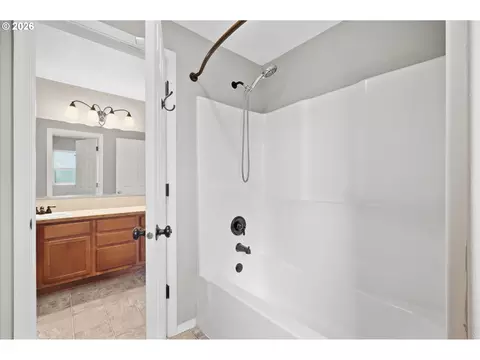 Bath - 5773 Mt Vernon Rd, Springfield, OR 97478 photo 3 of 4