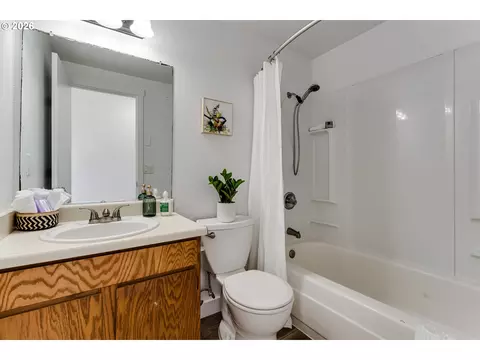 Bath - 2456 Carbona St, Eugene, OR 97404 photo 1 of 1