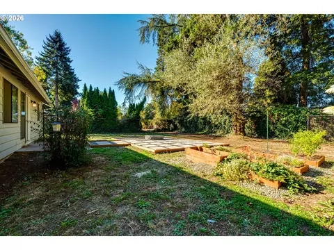 Exterior - 2456 Carbona St, Eugene, OR 97404 photo 6 of 8