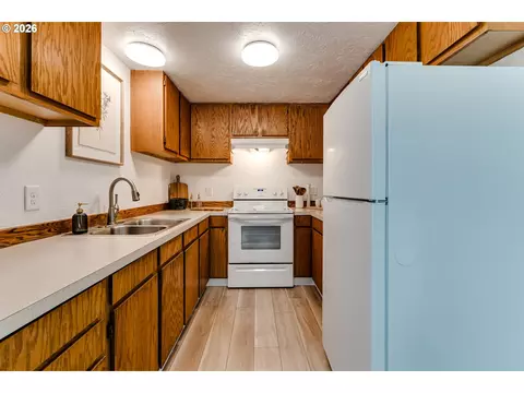 Kitchen - 2456 Carbona St, Eugene, OR 97404 photo 1 of 3