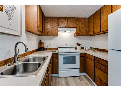 Kitchen - 2456 Carbona St, Eugene, OR 97404 photo 2 of 3