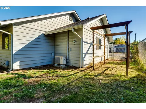 Exterior - 2456 Carbona St, Eugene, OR 97404 photo 8 of 8