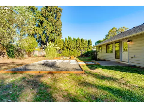 Exterior - 2456 Carbona St, Eugene, OR 97404 photo 4 of 8