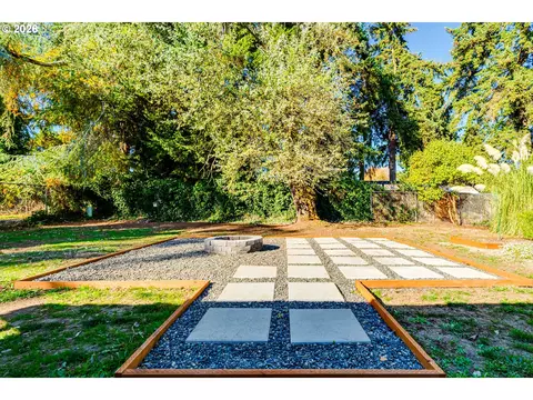 Exterior - 2456 Carbona St, Eugene, OR 97404 photo 1 of 8