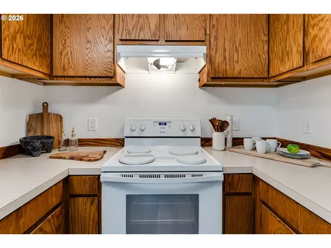 Kitchen - 2456 Carbona St, Eugene, OR 97404 photo 3 of 3