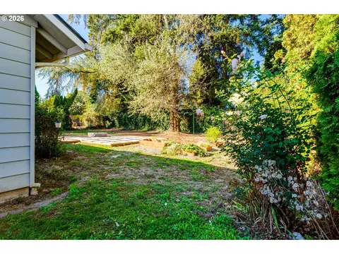 Exterior - 2456 Carbona St, Eugene, OR 97404 photo 7 of 8