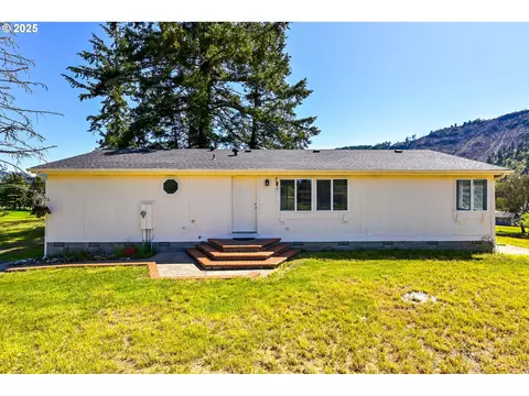 425 Moonhill Rd, Tenmile, OR 97481