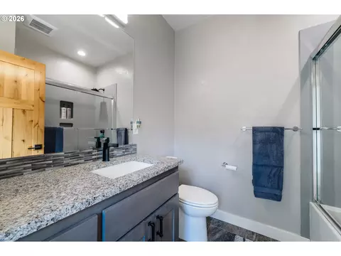 Bath - 2742 Blue Spruce Dr, Eugene, OR 97405 photo 1 of 4