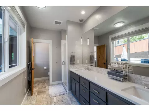 Bath - 2742 Blue Spruce Dr, Eugene, OR 97405 photo 3 of 4