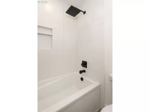 Bath - 2116 E 39th St, Vancouver, WA 98663 photo 6 of 7