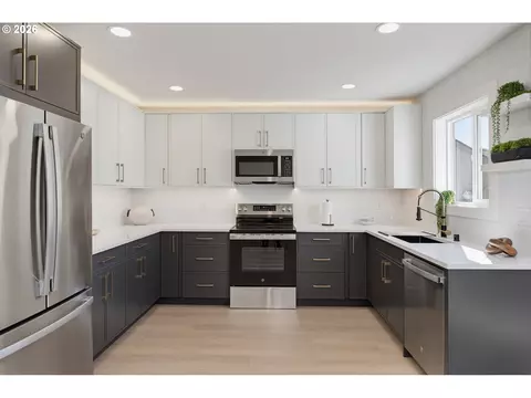 Kitchen - 2116 E 39th St, Vancouver, WA 98663 photo 2 of 4