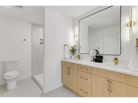 Bath - 2116 E 39th St, Vancouver, WA 98663 photo 1 of 7