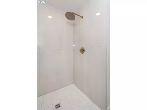 Bath - 2116 E 39th St, Vancouver, WA 98663 photo 4 of 7