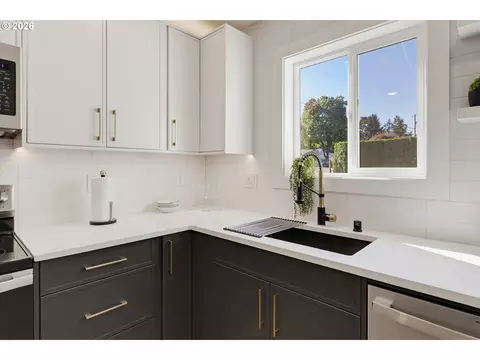 Kitchen - 2116 E 39th St, Vancouver, WA 98663 photo 3 of 4