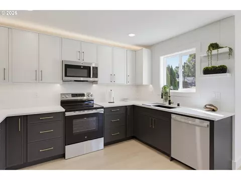 Kitchen - 2116 E 39th St, Vancouver, WA 98663 photo 4 of 4
